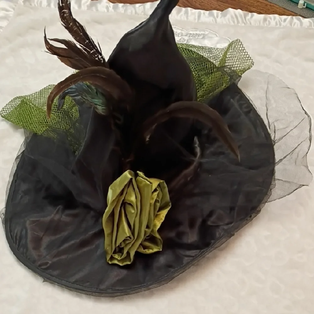 🖤 Kids Size Medium 8-10 Witch Costume with Hat - Black and Gold